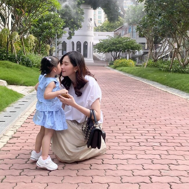 Thời trang đưa con đi học của sao việt người đơn giản năng động người điệu đà vẫn không ngầu bằng phú bà này - 10