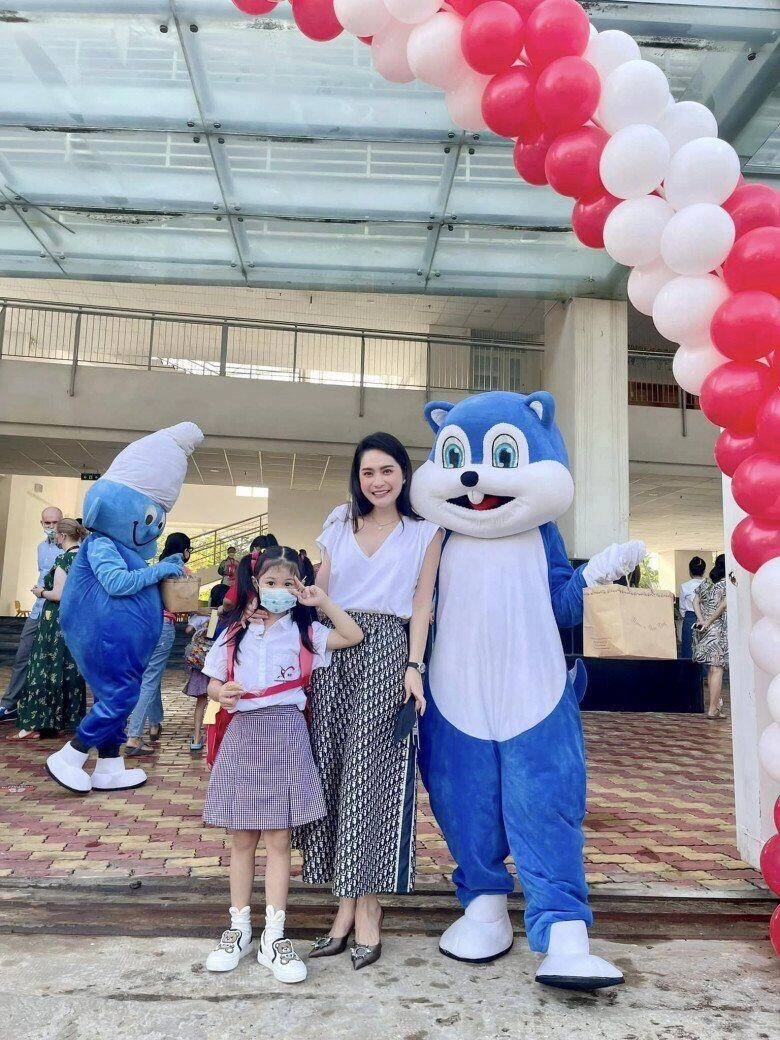 Thời trang đưa con đi học của sao việt người đơn giản năng động người điệu đà vẫn không ngầu bằng phú bà này - 13