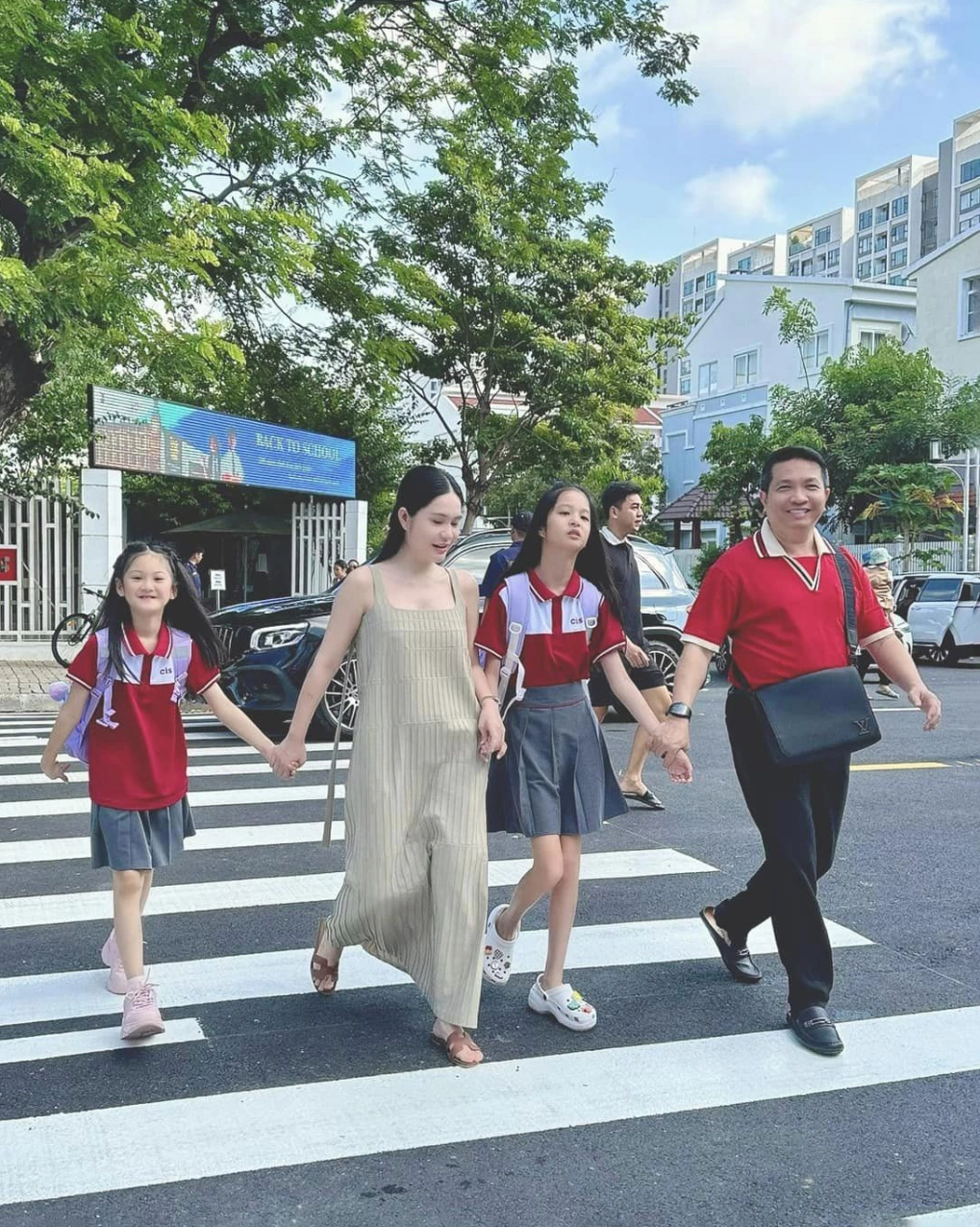 Thời trang đưa con đi học của sao việt người đơn giản năng động người điệu đà vẫn không ngầu bằng phú bà này - 14