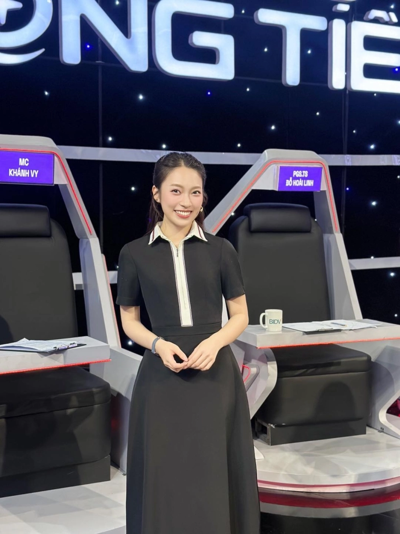 Thời trang không trùng lặp của khánh vy khi làm mc truyền hình - 1