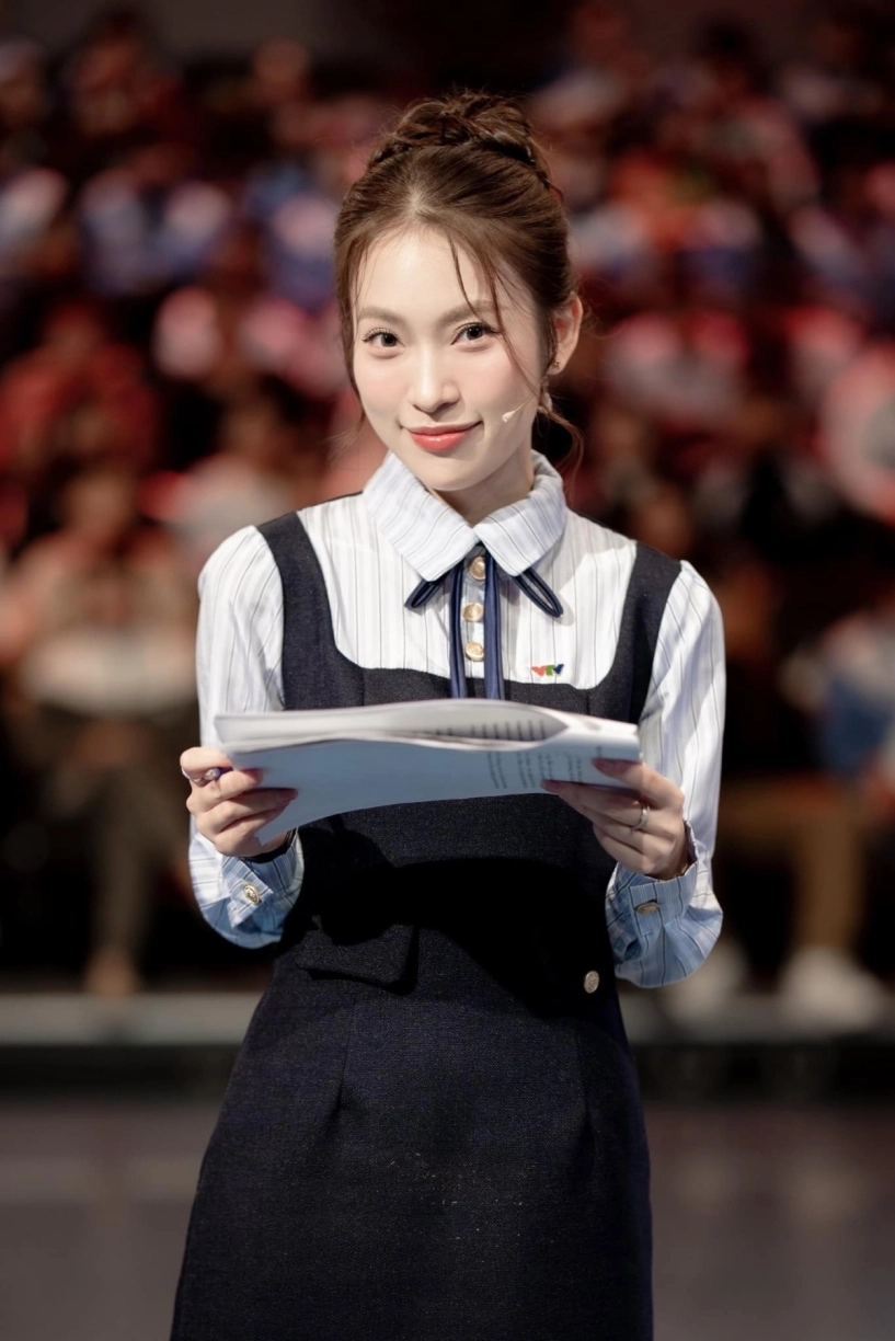 Thời trang không trùng lặp của khánh vy khi làm mc truyền hình - 2