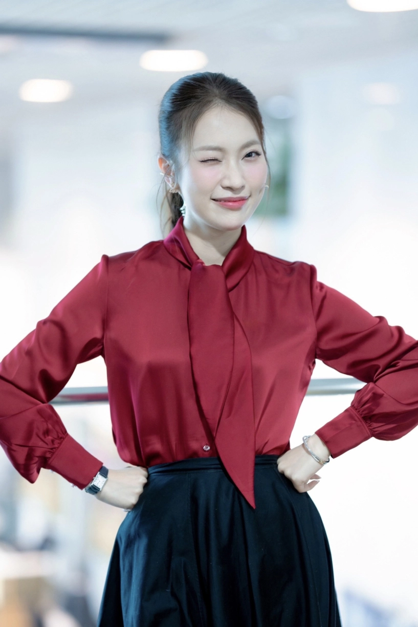 Thời trang không trùng lặp của khánh vy khi làm mc truyền hình - 4
