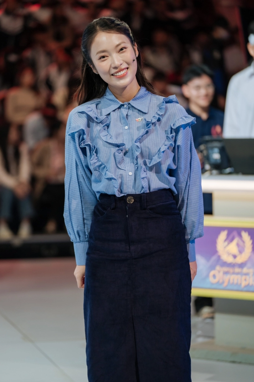 Thời trang không trùng lặp của khánh vy khi làm mc truyền hình - 5