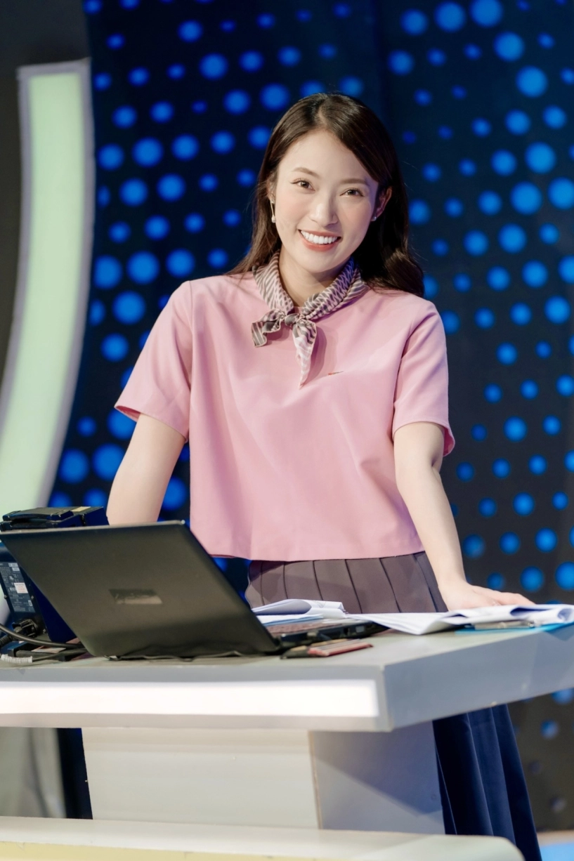 Thời trang không trùng lặp của khánh vy khi làm mc truyền hình - 6