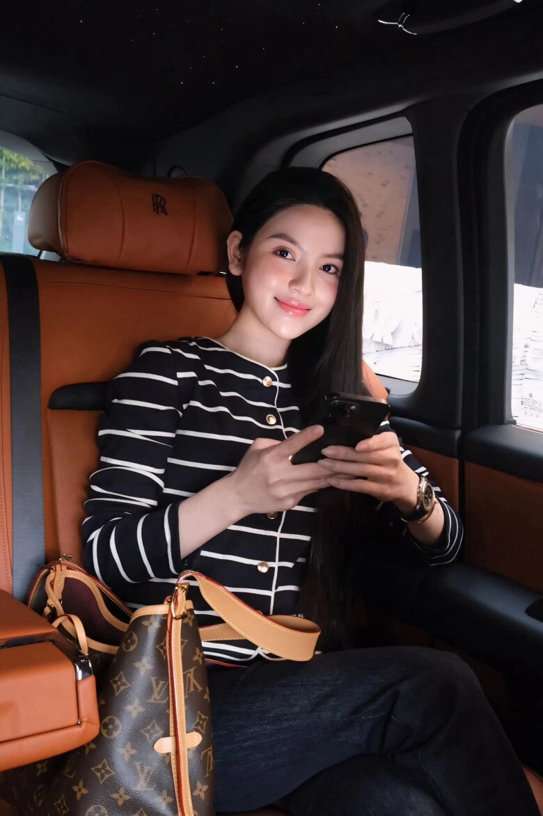 Thường xuyên khoe độ giàu có trên mxh nhưng chu thanh huyền bị phát hiện xài đi xài lại đúng 1 chiếc túi hiệu - 1