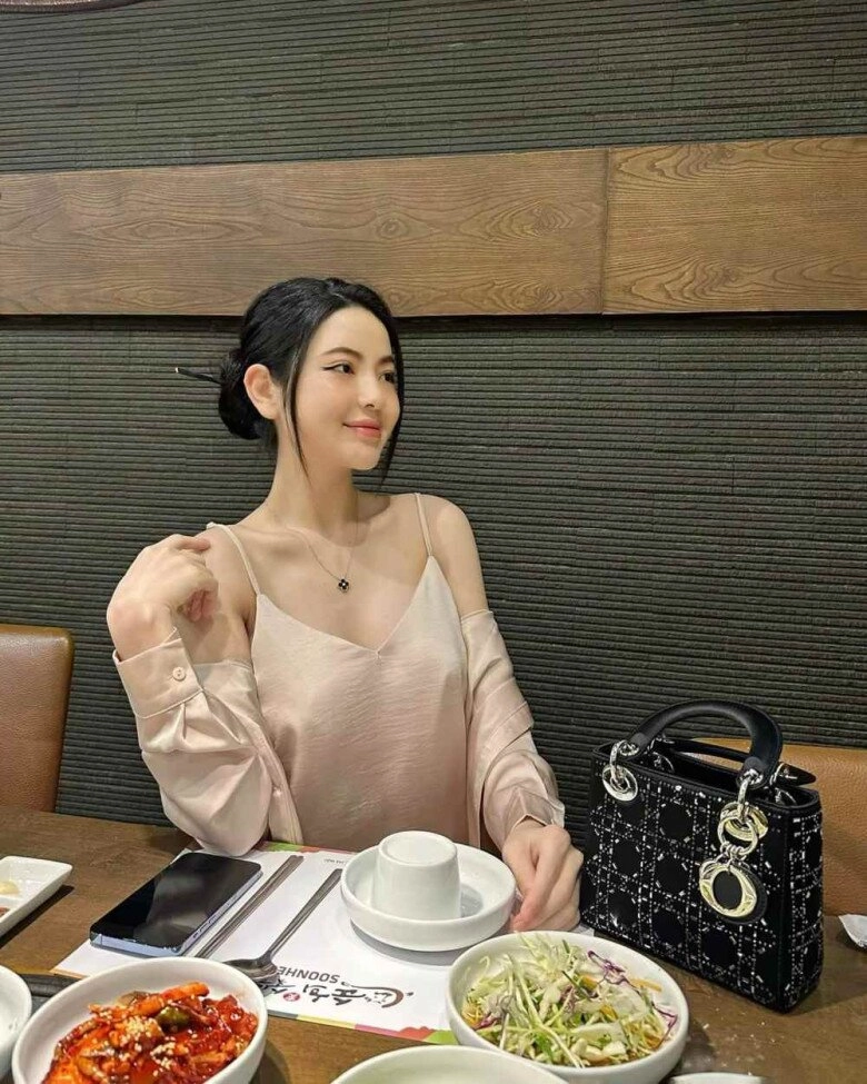 Thường xuyên khoe độ giàu có trên mxh nhưng chu thanh huyền bị phát hiện xài đi xài lại đúng 1 chiếc túi hiệu - 5