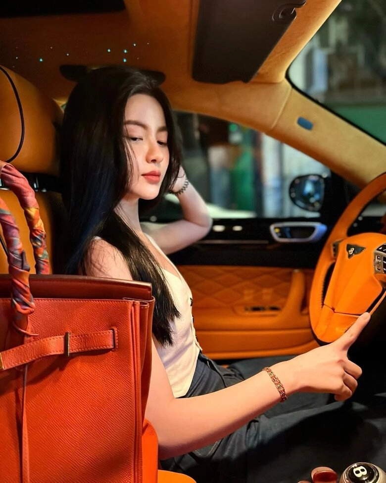 Thường xuyên khoe độ giàu có trên mxh nhưng chu thanh huyền bị phát hiện xài đi xài lại đúng 1 chiếc túi hiệu - 11