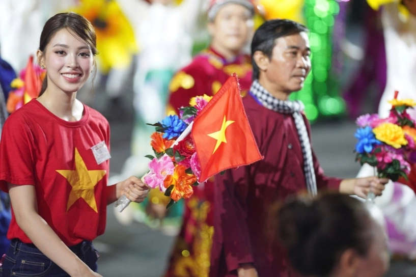 Tiểu vy thanh thủy hhen niê rạng rỡ trong buổi sơ duyệt diễu binh mừng đại lễ 304 - 1