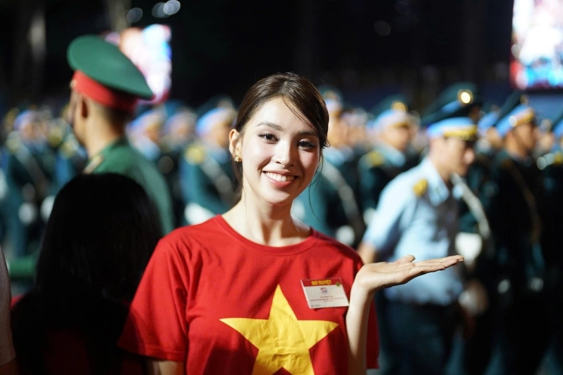 Tiểu vy thanh thủy hhen niê rạng rỡ trong buổi sơ duyệt diễu binh mừng đại lễ 304 - 2