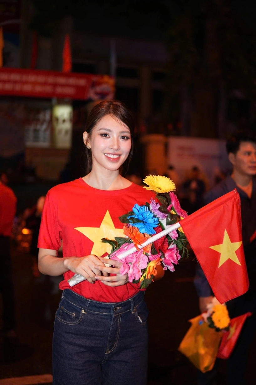 Tiểu vy thanh thủy hhen niê rạng rỡ trong buổi sơ duyệt diễu binh mừng đại lễ 304 - 3