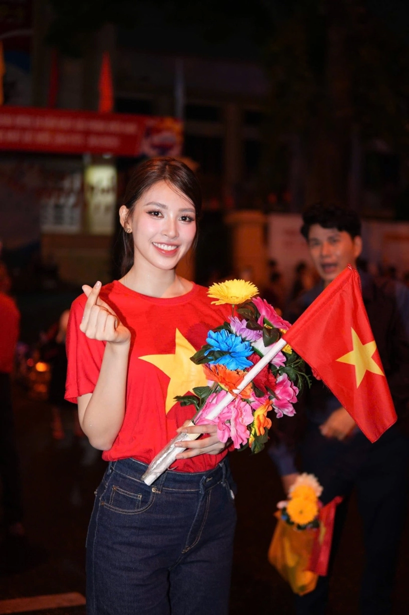 Tiểu vy thanh thủy hhen niê rạng rỡ trong buổi sơ duyệt diễu binh mừng đại lễ 304 - 5