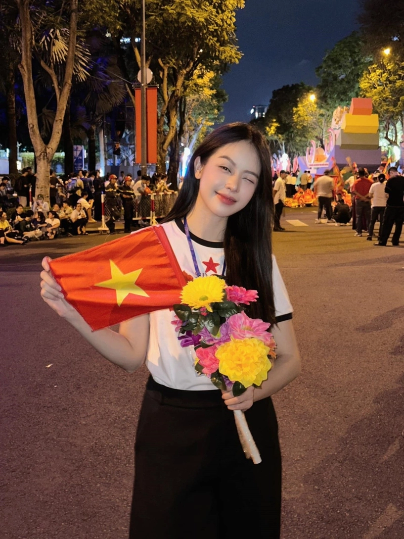 Tiểu vy thanh thủy hhen niê rạng rỡ trong buổi sơ duyệt diễu binh mừng đại lễ 304 - 8
