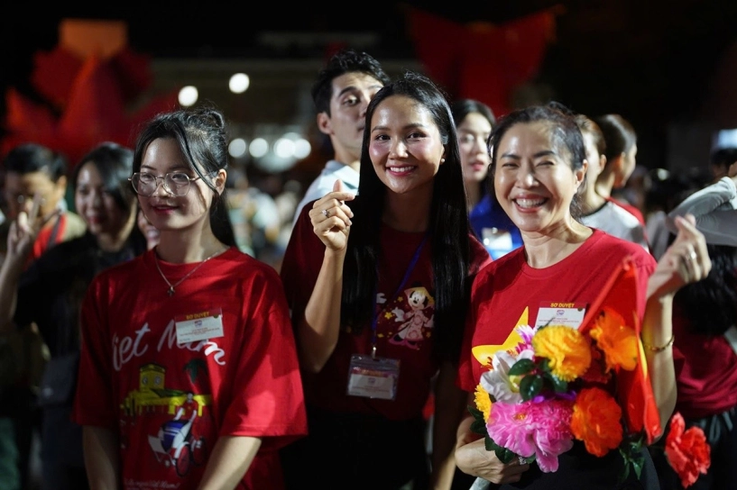 Tiểu vy thanh thủy hhen niê rạng rỡ trong buổi sơ duyệt diễu binh mừng đại lễ 304 - 11