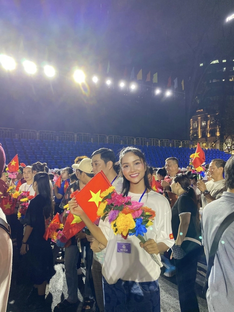 Tiểu vy thanh thủy hhen niê rạng rỡ trong buổi sơ duyệt diễu binh mừng đại lễ 304 - 13