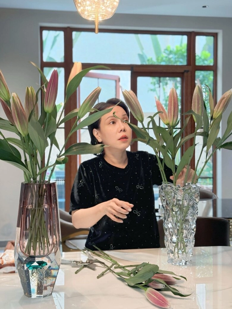 Từng bị chồng chê nhưng việt hương vẫn cắm hoa tặng nhân viên các em chịu đi chứ không biết cắm đẹp hơn - 2