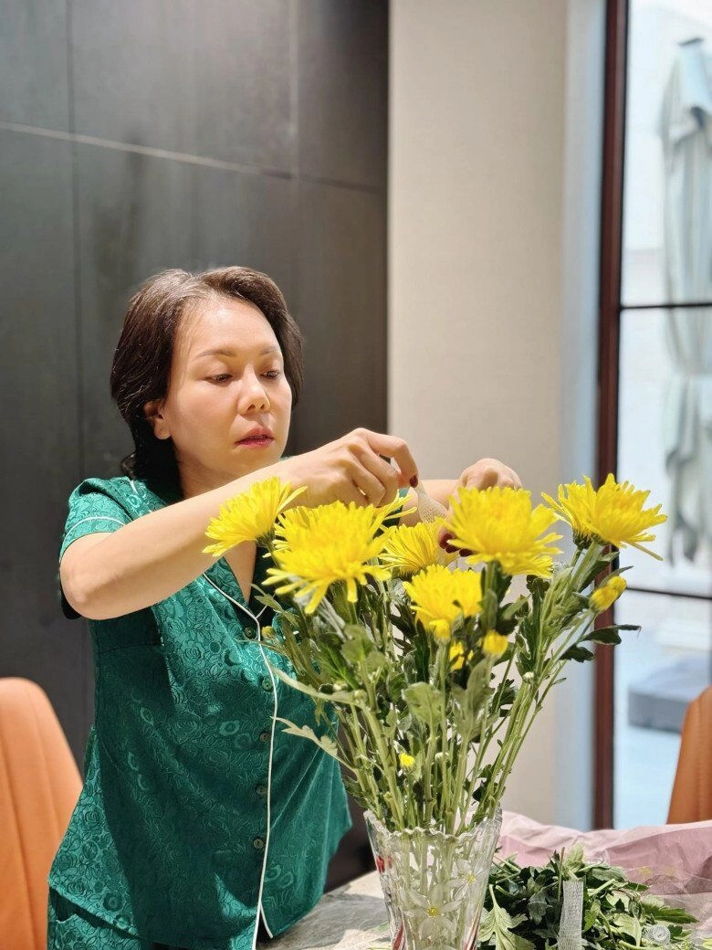 Từng bị chồng chê nhưng việt hương vẫn cắm hoa tặng nhân viên các em chịu đi chứ không biết cắm đẹp hơn - 3