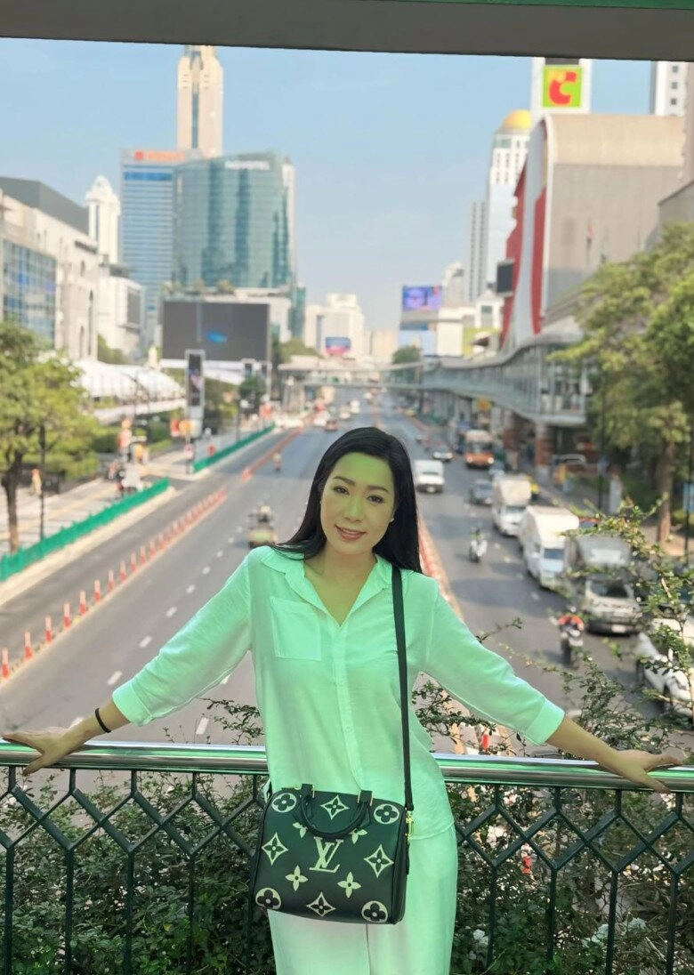 Vbiz có hai mỹ nữ u60 mặc đẹp nức tiếng người là nsưt dạy học người là diva nổi danh - 1