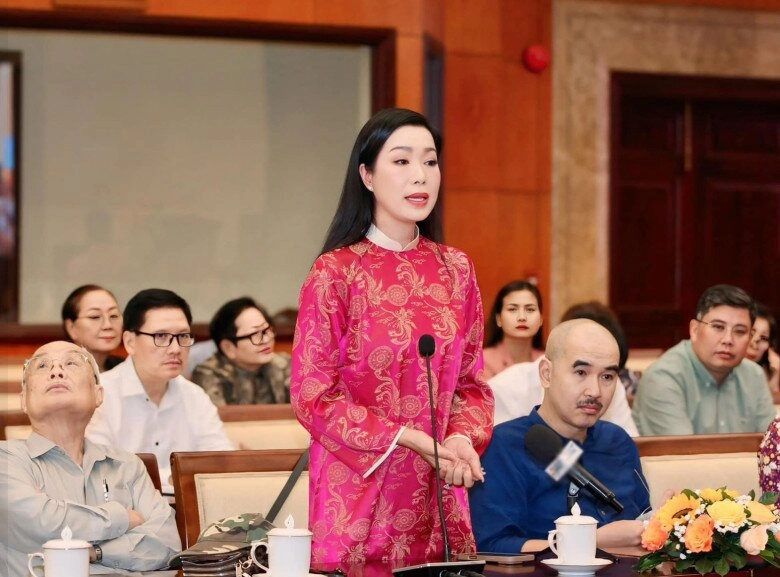 Vbiz có hai mỹ nữ u60 mặc đẹp nức tiếng người là nsưt dạy học người là diva nổi danh - 3