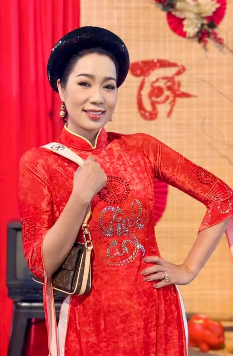 Vbiz có hai mỹ nữ u60 mặc đẹp nức tiếng người là nsưt dạy học người là diva nổi danh - 4