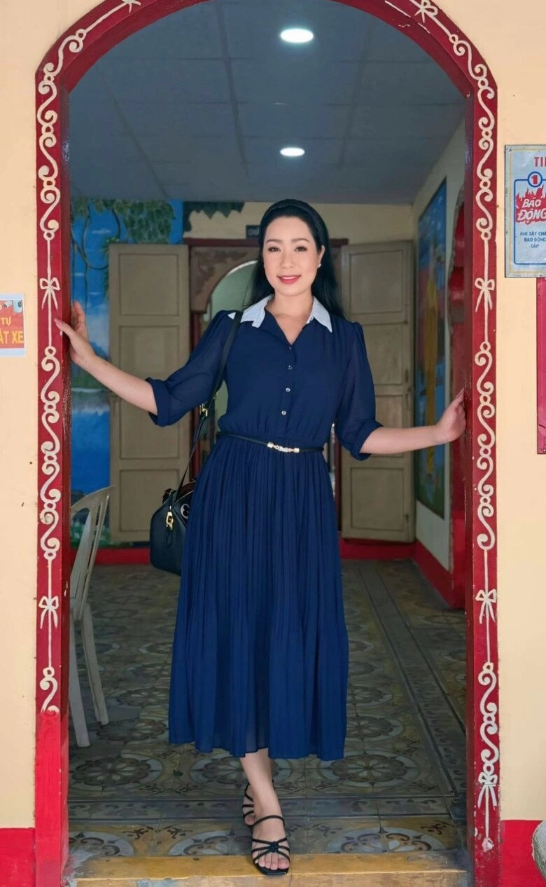 Vbiz có hai mỹ nữ u60 mặc đẹp nức tiếng người là nsưt dạy học người là diva nổi danh - 5