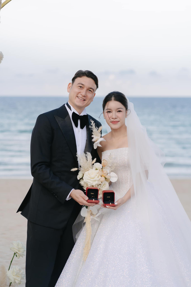 Vợ cầu thủ đắt giá nhất nhì việt nam sinh con chưa đầy tháng mà toàn lên đồ gợi cảm quyến rũ hơn thời con gái - 1