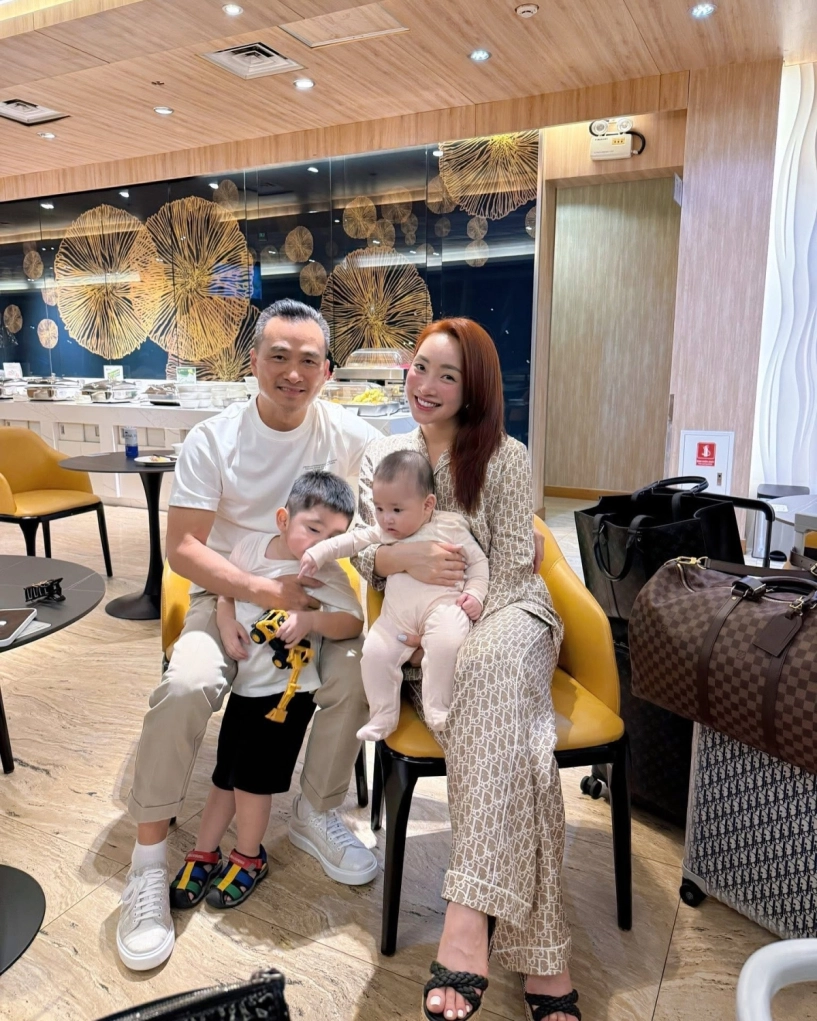 Vợ chi bảo diện đồ ngủ trăm triệu đồng ra sân bay - 1