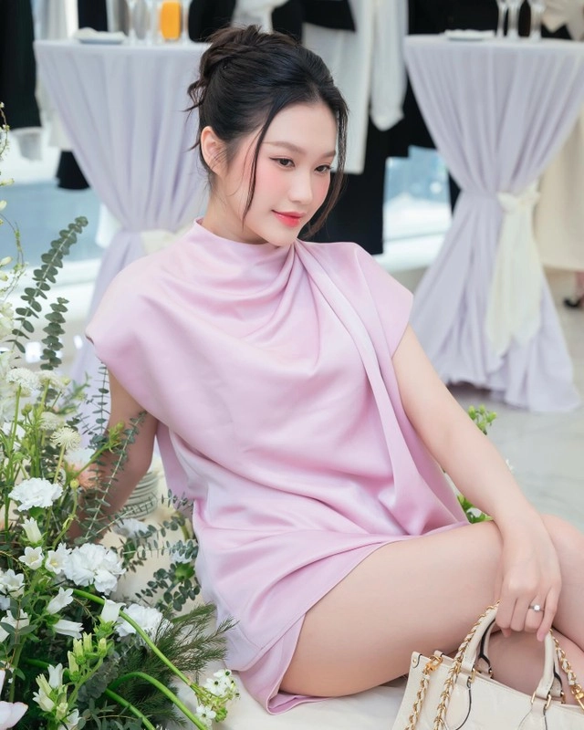 Vợ đoàn văn hậu xuất hiện với vibe chuẩn tiểu thư hà thành - 1