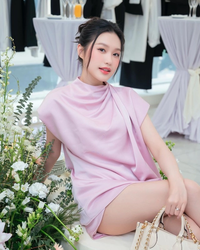 Vợ đoàn văn hậu xuất hiện với vibe chuẩn tiểu thư hà thành - 2