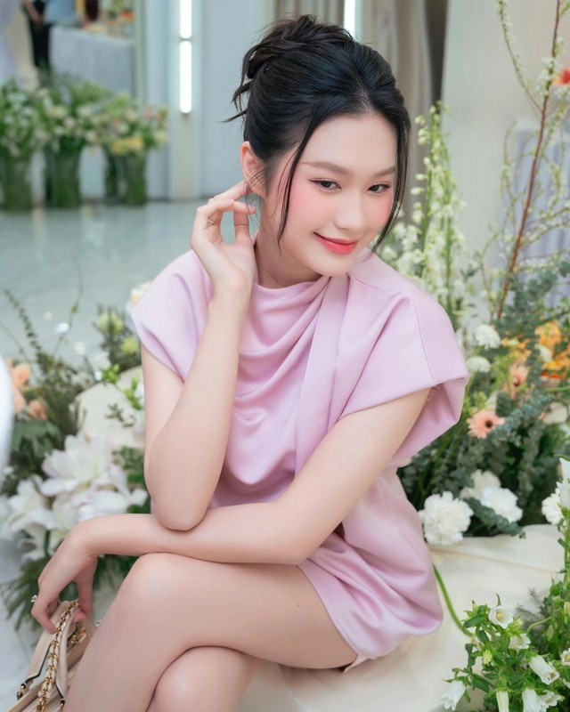 Vợ đoàn văn hậu xuất hiện với vibe chuẩn tiểu thư hà thành - 3