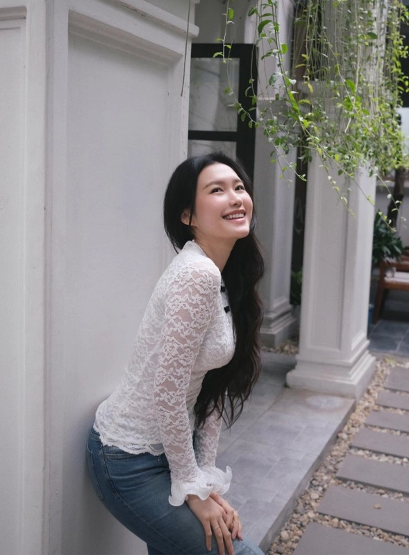 Vợ đoàn văn hậu xuất hiện với vibe chuẩn tiểu thư hà thành - 6