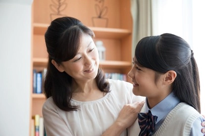 1 giờ sáng thấy đèn phòng cháu gái 12 tuổi vẫn bật tôi đi vào kiểm tra thì sốc đến không nói nên lời - 1