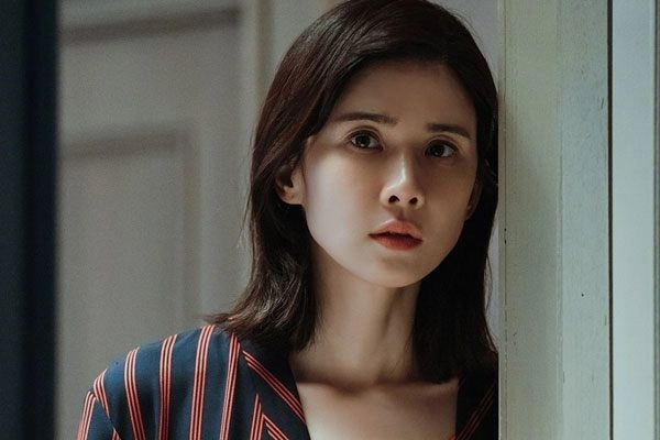 1 giờ sáng thấy đèn phòng cháu gái 12 tuổi vẫn bật tôi đi vào kiểm tra thì sốc đến không nói nên lời - 2