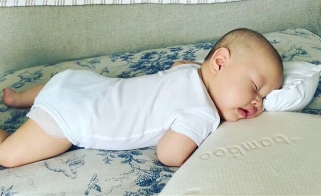1001 tư thế ngủ khó đỡ của trẻ leon nhà hồ ngọc hà ngủ giống kiểu anh subeo lúc nhỏ đềulà thông minh bẩm sinh - 4