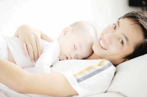 1001 tư thế ngủ khó đỡ của trẻ leon nhà hồ ngọc hà ngủ giống kiểu anh subeo lúc nhỏ đềulà thông minh bẩm sinh - 6