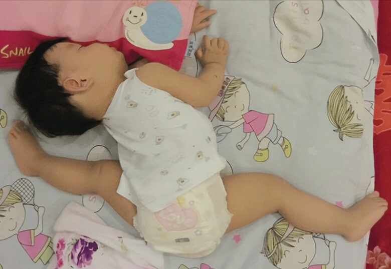 1001 tư thế ngủ khó đỡ của trẻ leon nhà hồ ngọc hà ngủ giống kiểu anh subeo lúc nhỏ đềulà thông minh bẩm sinh - 11