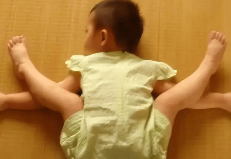 1001 tư thế ngủ khó đỡ của trẻ leon nhà hồ ngọc hà ngủ giống kiểu anh subeo lúc nhỏ đềulà thông minh bẩm sinh - 14