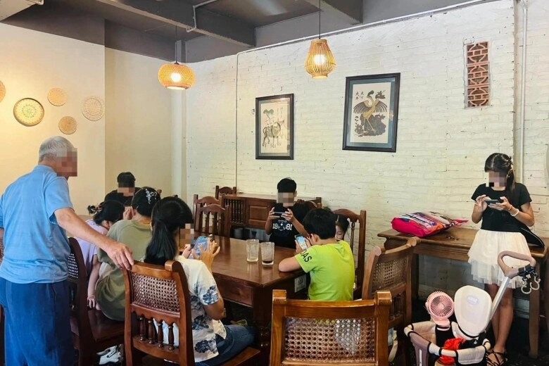 13 đứa cháu về mừng thọ ông 80 tuổi nhưng chỉ lo bấm điện thoại dân tình tranh luận gay gắt - 1