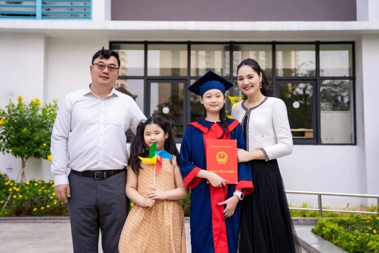 2 con gái vừa xinh xắn vừa đáng yêu học giỏi của hoa hậu hương giang và chồng trung quốc - 1