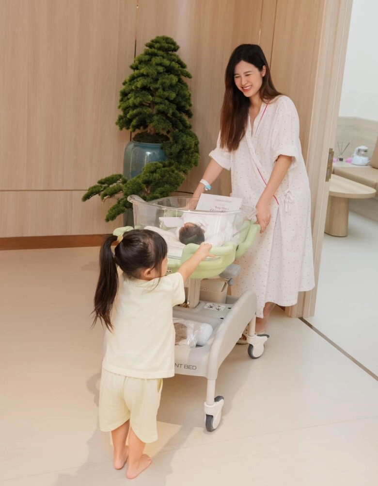 2 hậu duệ xinh chuẩn tiểu thư của tập đoàn nhựa nhà ông cao thắng chung một khung hình winnie rất ra dáng chị cả - 2