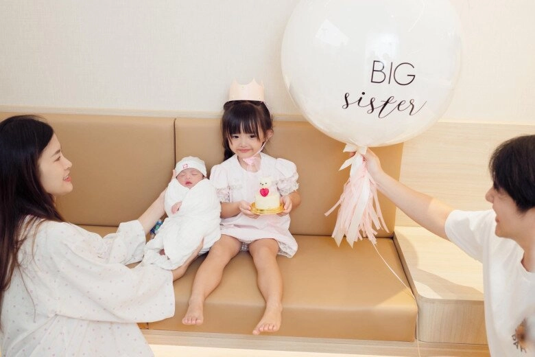 2 hậu duệ xinh chuẩn tiểu thư của tập đoàn nhựa nhà ông cao thắng chung một khung hình winnie rất ra dáng chị cả - 3
