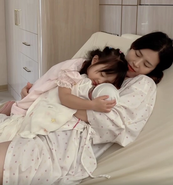 2 hậu duệ xinh chuẩn tiểu thư của tập đoàn nhựa nhà ông cao thắng chung một khung hình winnie rất ra dáng chị cả - 4