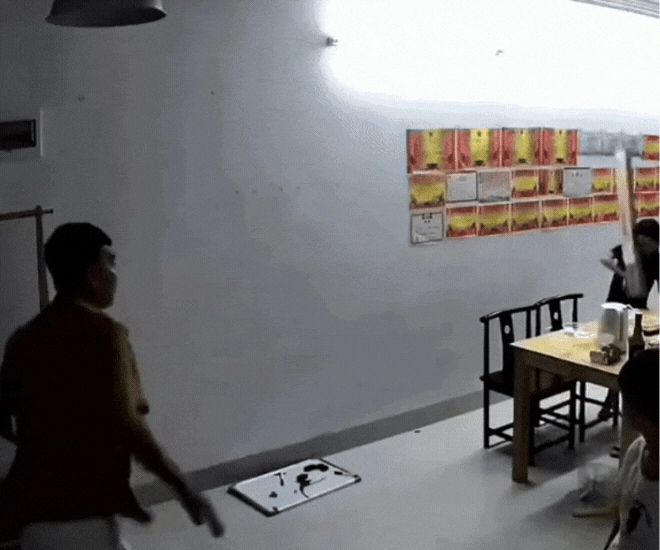 3 đứa trẻ đang ngồi ăn tối ở nhà ông bố bất ngờ làm một hành động với con gái khiến cõi mạng thất kinh - 1
