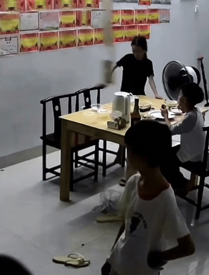 3 đứa trẻ đang ngồi ăn tối ở nhà ông bố bất ngờ làm một hành động với con gái khiến cõi mạng thất kinh - 2
