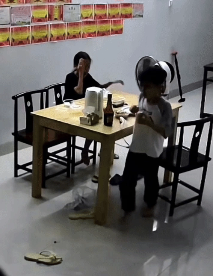 3 đứa trẻ đang ngồi ăn tối ở nhà ông bố bất ngờ làm một hành động với con gái khiến cõi mạng thất kinh - 3