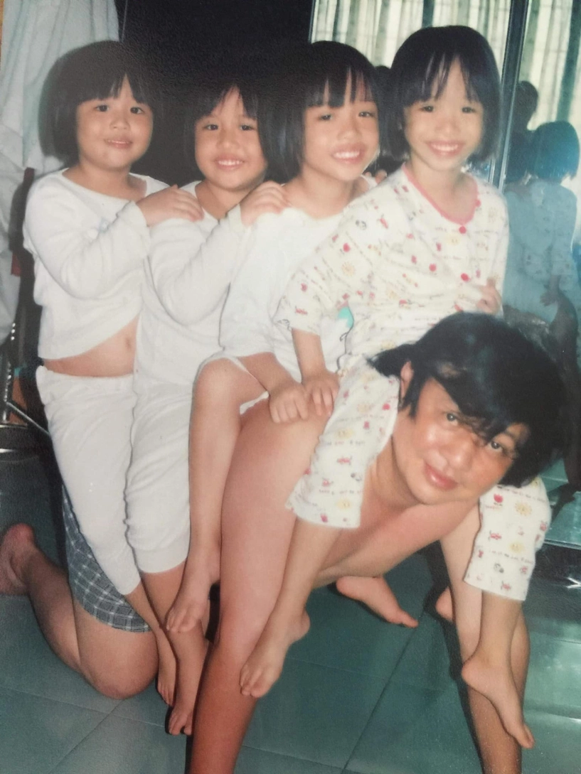 4 chị em sinh tư ở tphcm gây sốt mạng tiết lộ tuổi thơ dữ dội - 5