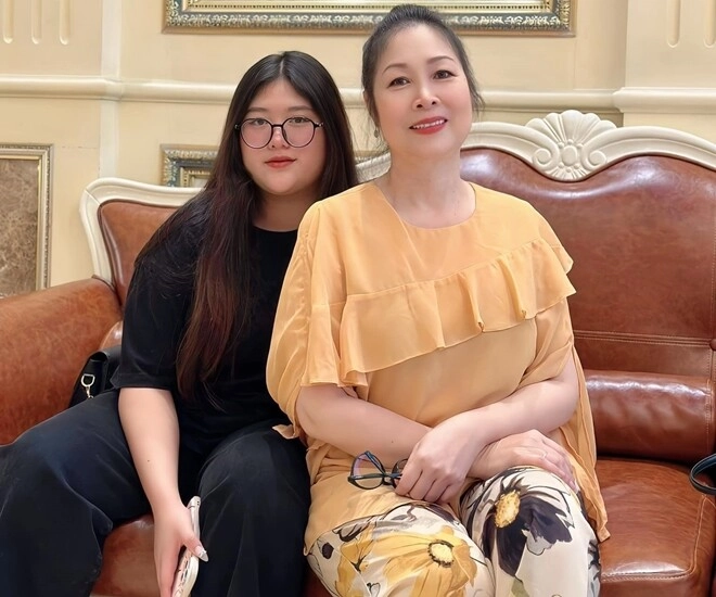 41 tuổi sinh con thứ 3 sau khi yêu lại người cũ nsnd hồng vân giờ59 tuổi nuôi dạy con gái út như chị với em - 1