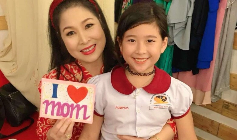 41 tuổi sinh con thứ 3 sau khi yêu lại người cũ nsnd hồng vân giờ59 tuổi nuôi dạy con gái út như chị với em - 4