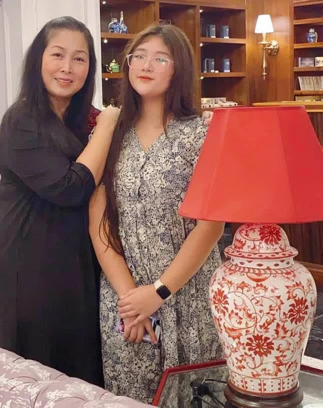 41 tuổi sinh con thứ 3 sau khi yêu lại người cũ nsnd hồng vân giờ59 tuổi nuôi dạy con gái út như chị với em - 5