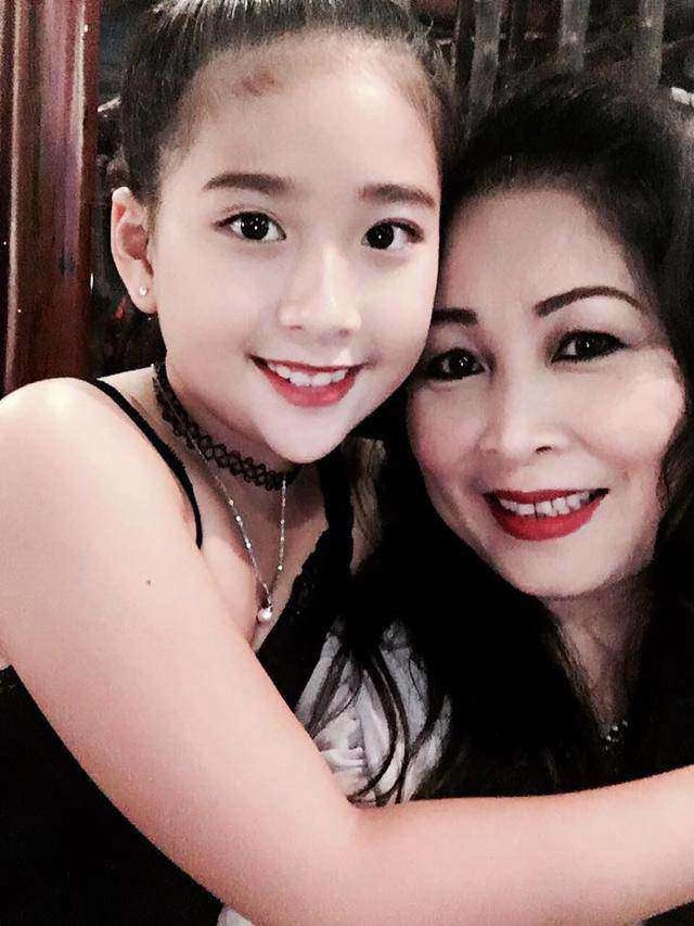 41 tuổi sinh con thứ 3 sau khi yêu lại người cũ nsnd hồng vân giờ59 tuổi nuôi dạy con gái út như chị với em - 7