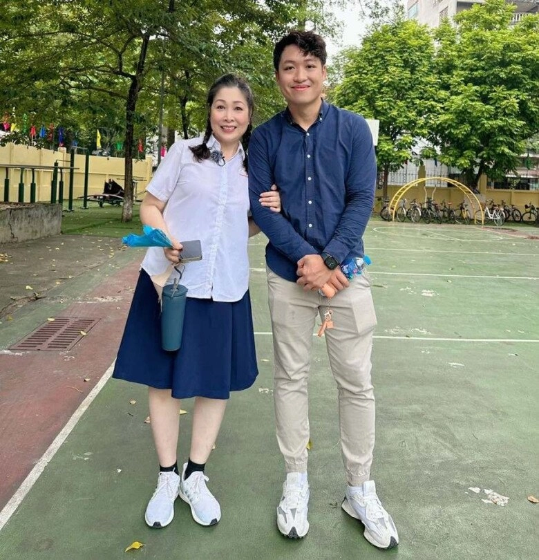 41 tuổi sinh con thứ 3 sau khi yêu lại người cũ nsnd hồng vân giờ59 tuổi nuôi dạy con gái út như chị với em - 9